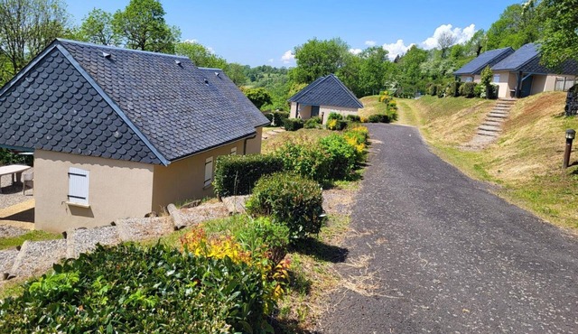 Cozy Accessible Cottage with Pool Near Cantal Mountains and Truyère Gorges