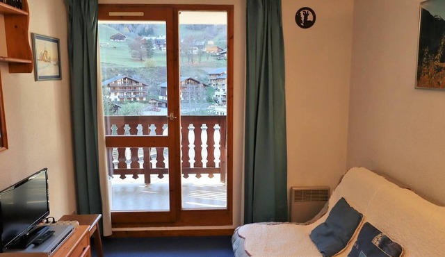 Cozy Apartment for 2-4 People, Central Location, Near Ski Slopes, Pool Access in Summer