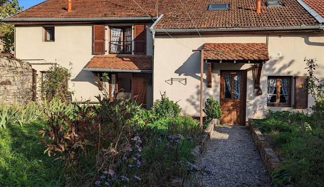 Cozy cottage with fireplace and shared garden