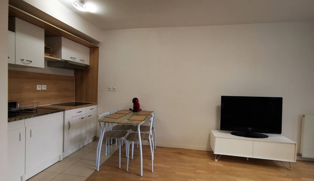Créteil, comfortable apartment 700m from the metro. Private parking lot