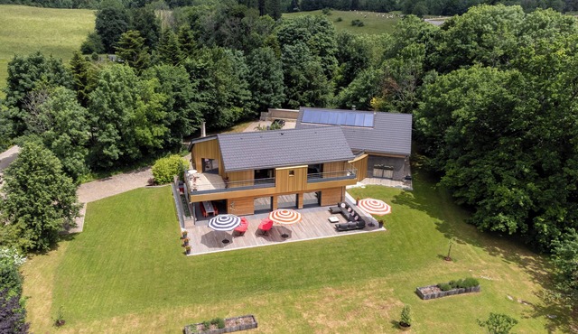 Designer vacation home for 8, private heated indoor pool, Jura