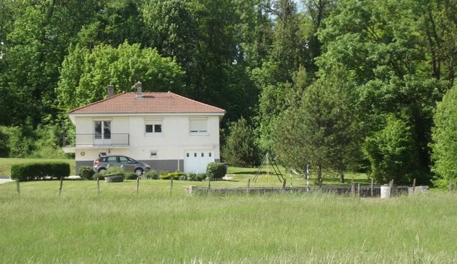 Detached house by pond - 3 bedrooms, pets allowed