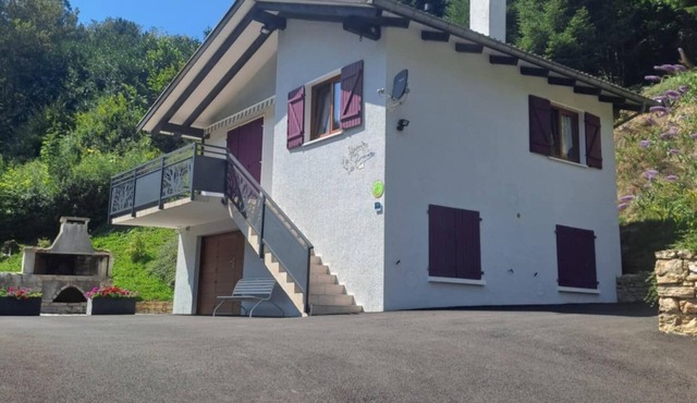 Detached house ideal for fishing