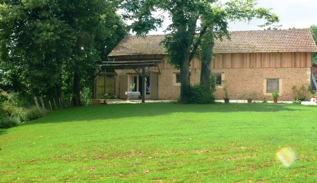 Detached house with shaded terrace, large plot, quiet.