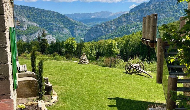 Domaine Les Pierres Des Ailes - Sleeps 23 - Vercors