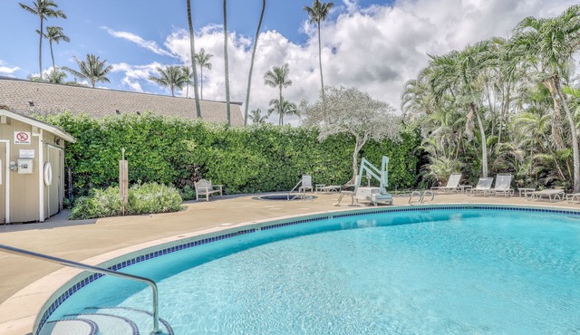 Dreamy island gem with free WiFi, shared pool & hot tub, private balcony & more