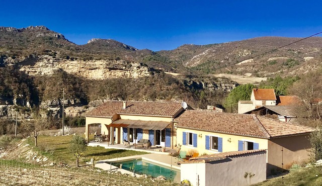 Elegant 4-bedroom villa with private pool, air conditioning and panoramic views
