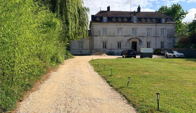 Entire Apartment in an 18th-Century Castle with Private Garden