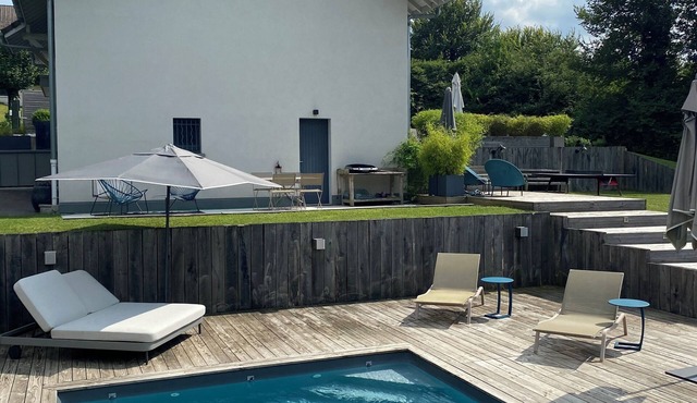 Exceptional house with swimming pool and view of the lake and mountains, very quiet location in Menthon-Saint-Bernard
