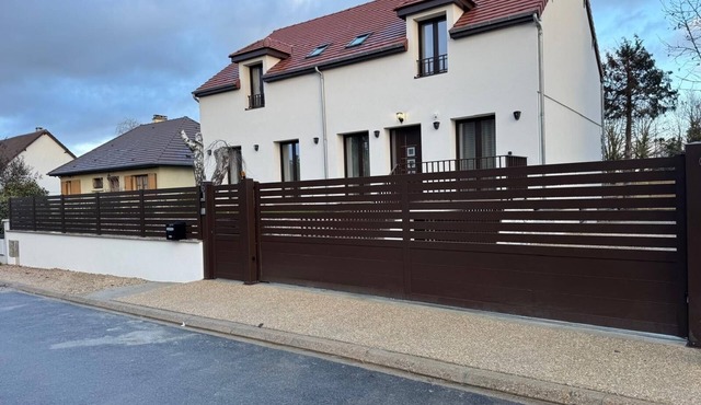 EXCEPTIONAL HOME WITH 5 SUITES