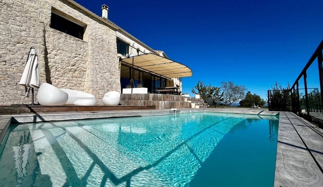 Exceptional villa with panoramic view and heated pool