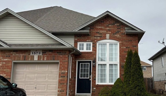 Executive basement suite in the heart of Tecumseh in Windsor