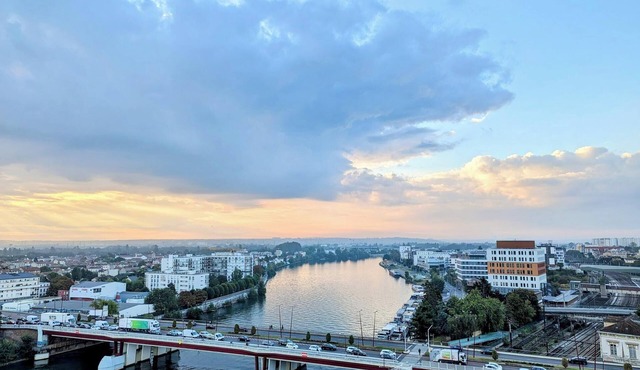 Experience Parisian Living with Breathtaking Seine Views! 🌟4-8 People Family