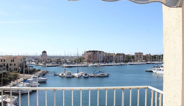 Family apt for 6 with terrace, parking, and washing machine in Gruissan
