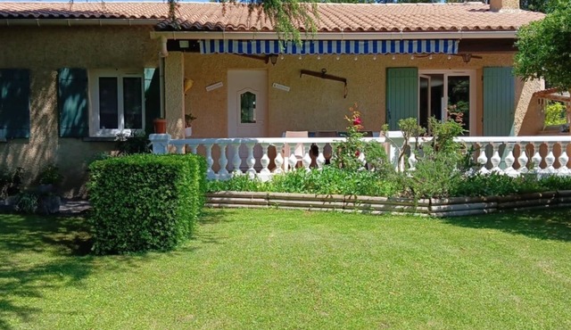 Family villa with private pool and air conditioning in a Provencal village in Vaucluse
