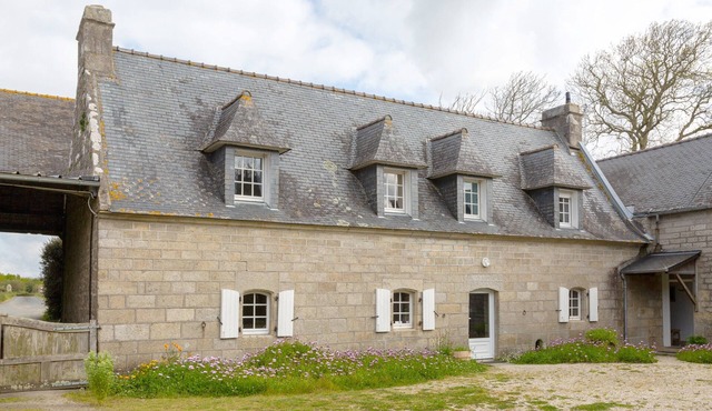 'Ferme Kerlan Beach 5min by Car' House with Private Garden