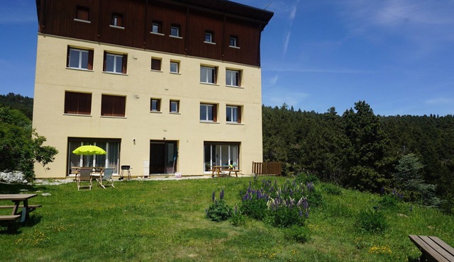Font romeu, nice F3 on the edge of the forest, 10 mn from the center, equipped for 4/6 people, wifi
