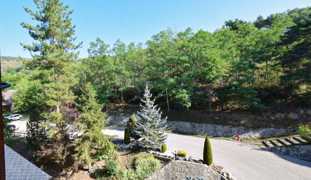 Fully equipped studio with swimming pool, gym and large green spaces. in Enveitg