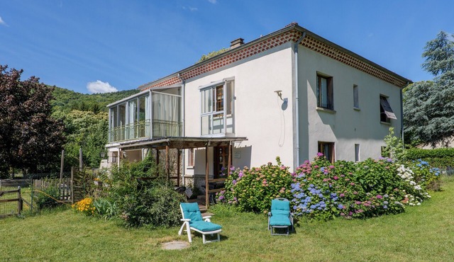 Gîte "À l’ombre du Tilleul": Mountain View, Private Terrace & Wi-Fi