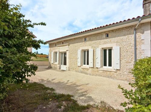 Gîte charentais rénové au calme avec parking et jardin privatif - FR-1-653-281