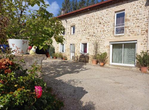 Gîte de charme en Auvergne, cour fermée, jardins privés, BBQ, babyfoot, proche St Jacques de Compostelle - FR-1-582-232
