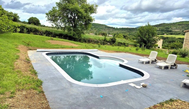 Gîte de la Fruitière: Swimming pool and Ardèche charm