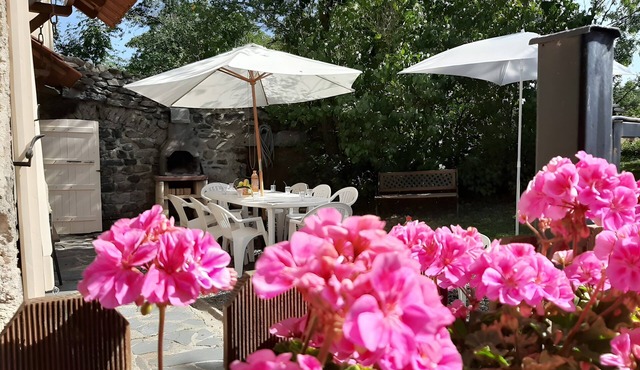 Gîte De Varenne: Mountain View, Private Terrace & Wi-Fi in Chamalières sur Loire