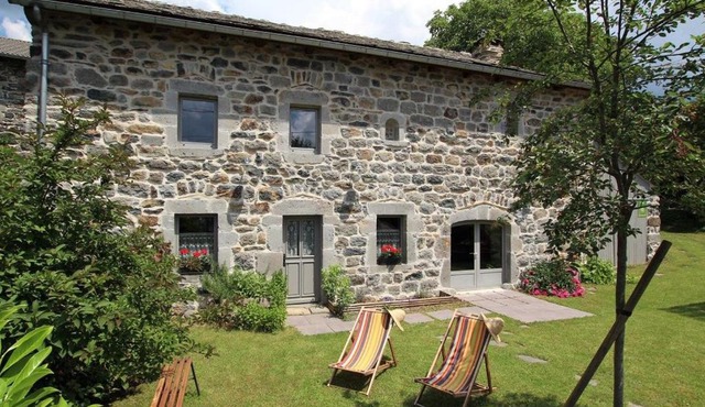 Gîte familial restauré avec jardin clos, équipements bébé, animaux acceptés, proche St-Julien-Chapteuil - FR-1-582-296