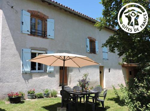 Gîte Les Hortensias à Pralong - Charme et Confort pour 4 Pers avec Internet - FR-1-496-117