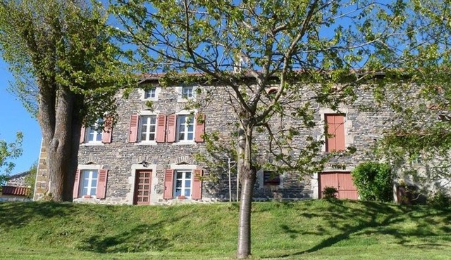 Gîte restauré avec grand terrain clos, salle de jeux, proche du Puy en Velay et Chavaniac-Lafayette - FR-1-582-297