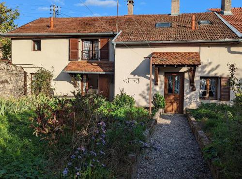 Gîtes chaleureux près de Luxeuil, jardin commun - FR-1-583-472
