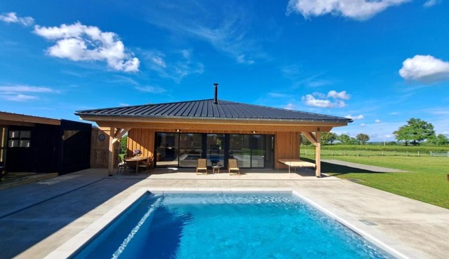 Gîtes spacieux avec piscine privative, sauna, animaux acceptés et parking, jusqu'à 18 personnes - FR-1-496-382