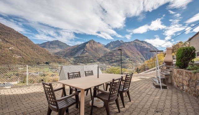 Gary Loup Holiday Home: Mountain View, Private Terrace & Wi-Fi