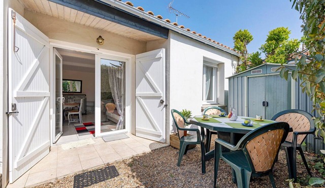 Gîte 2 with Private Terrace and Wi-Fi