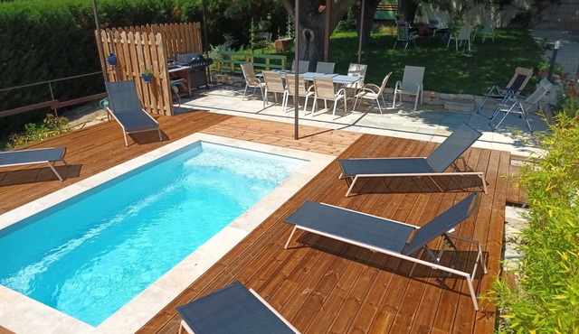 Gîte at the foot of the Dentelles de Montmirail, enchanting setting, relaxation.