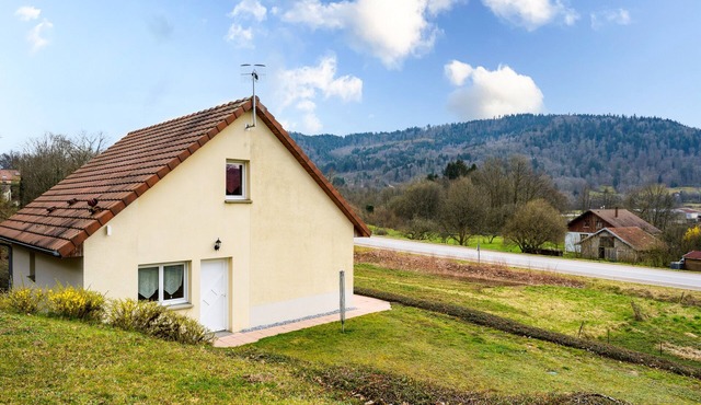 "Gîte Cerf" vacation home with a private terrace, Wi-Fi, and air conditioning