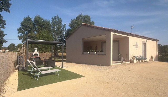 Gîte De La Fontaine with Jacuzzi, Steps from the Village