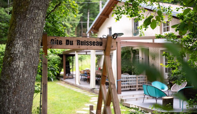 Gîte Du Ruisseau: Private Terrace, Garden with Spa, Wi-Fi – Holiday Home in Épinal