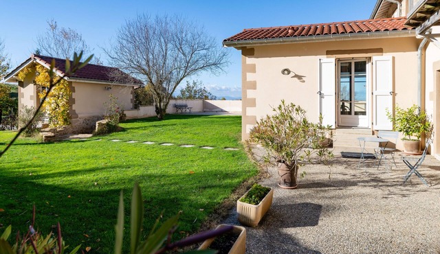 Gîte la Combe Verte – Renovated Farmhouse with Indoor Pool
