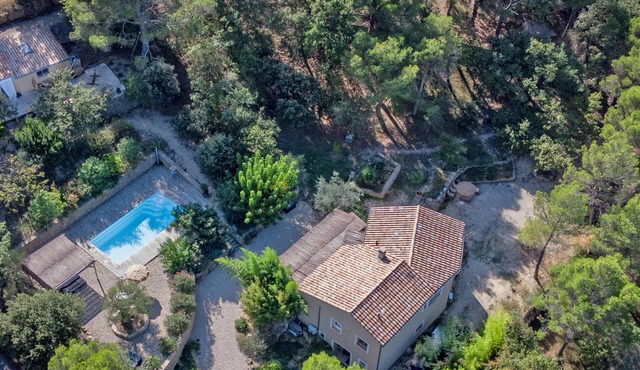 Gîte with airco and heated pool, 1 km from village