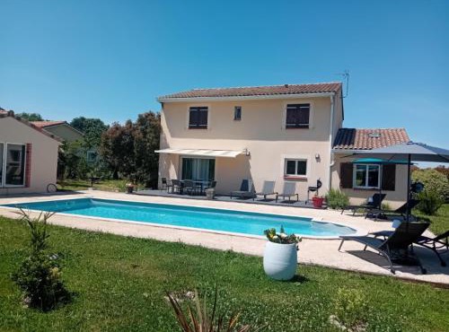Grande maison avec piscine