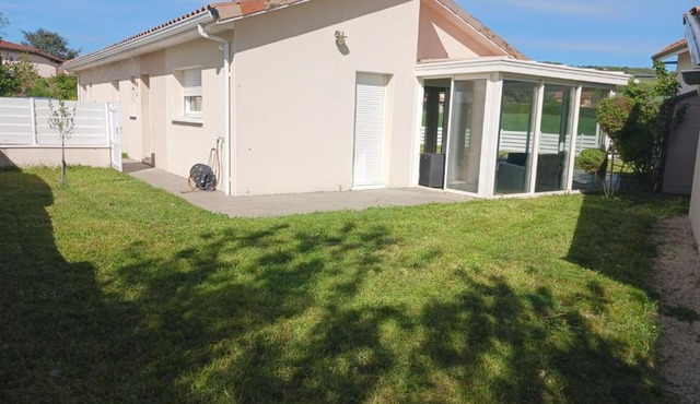 Grande maison plain pied,campagne, proche A7,parking privé, idéal pro et famille nombreuse