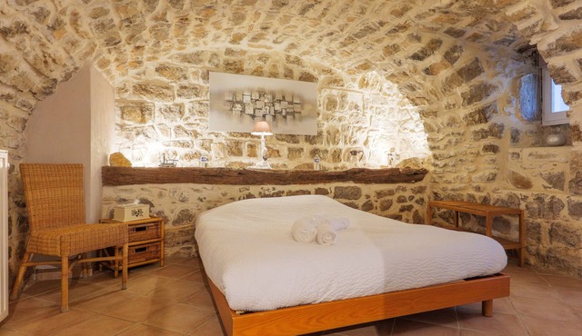 Guest Room “La Voûte” with Shared Pool, Communal Terrace and Wi-Fi