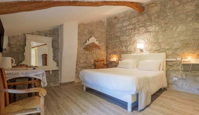 Guest Room “Chambre Virginie” with Shared Pool, Communal Garden, and Air Conditioning