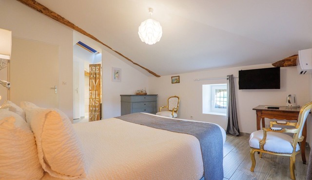 Guest Room 'Marie' with Shared Pool, Wi-Fi, and Air Conditioning