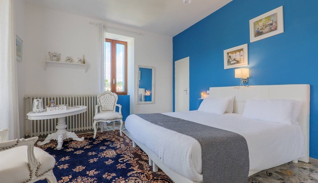 Guest Room "Jade" with Shared Pool, Wi-Fi, and Air Conditioning