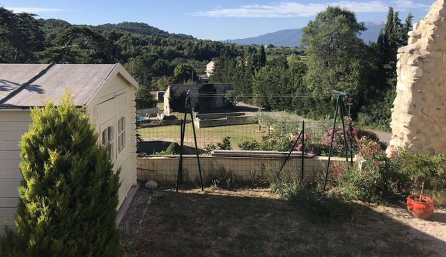 Hamlet house with garden overlooking the Ventoux