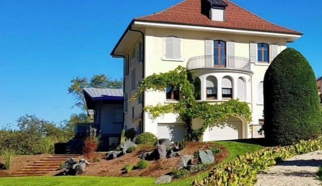 Historic family home with private fenced park (3.5 bedrooms -1 bathroom)