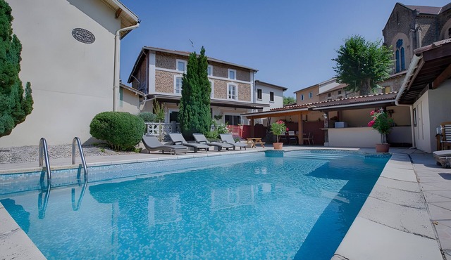 Holiday Home “La Maison D'hana” with Shared Pool, Private Terrace & Wi-Fi