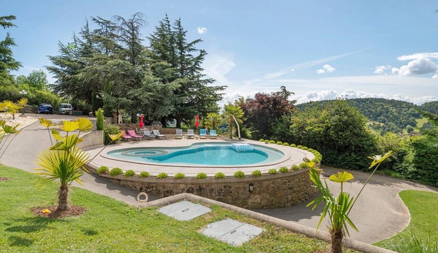 Holiday Home 'Bergerie at Domaine de Cabu' with Mountain View, Shared Pool and Wi-Fi